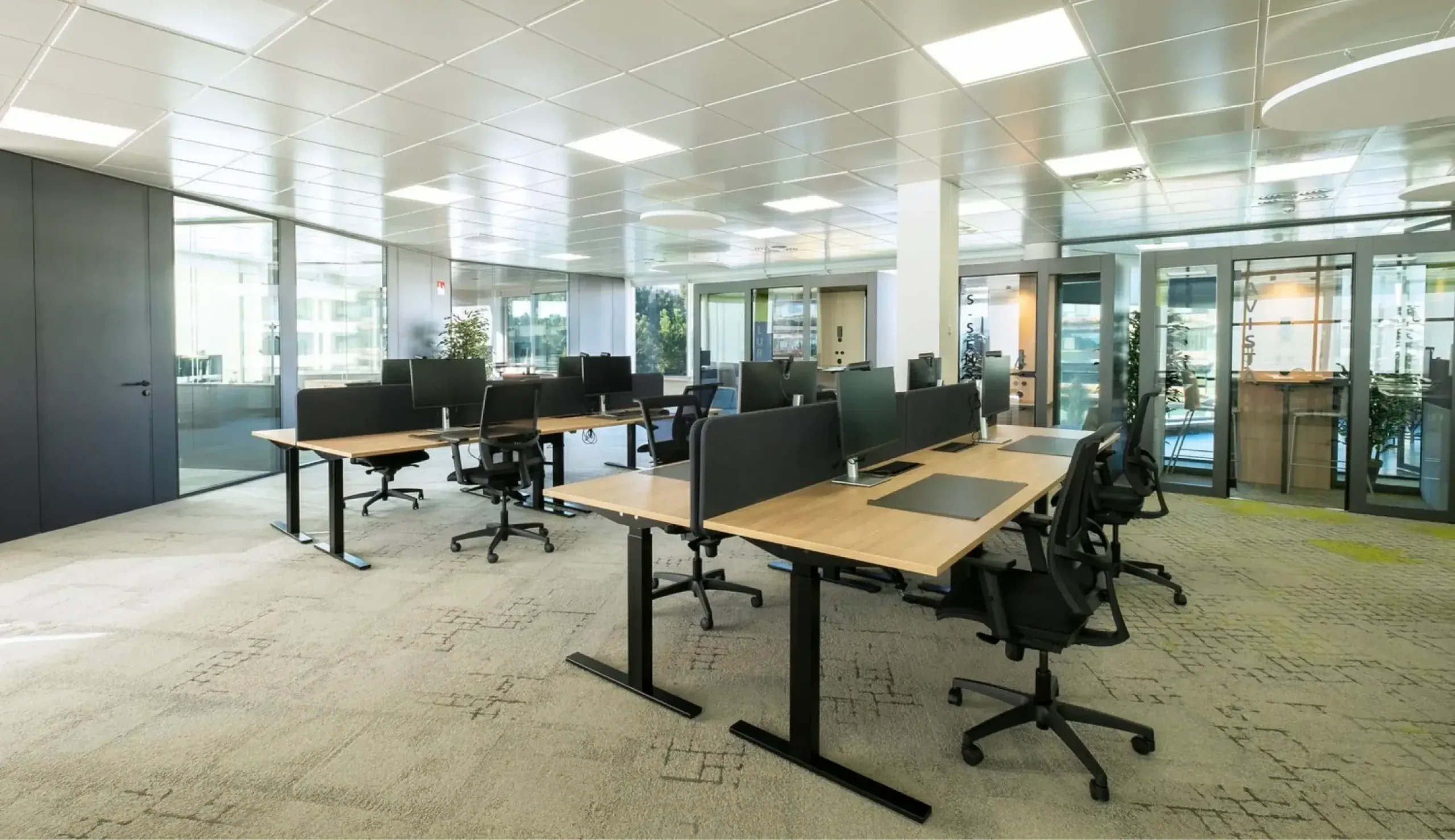 Reforma de oficina con salas de reunión pequeñas